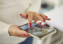 Is Online Dating Right for You? Understanding the Pros and Cons in 2025