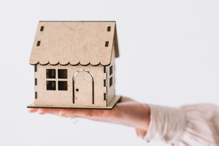 小さな家を買うか建てるか：どちらがあなたに適していますか？