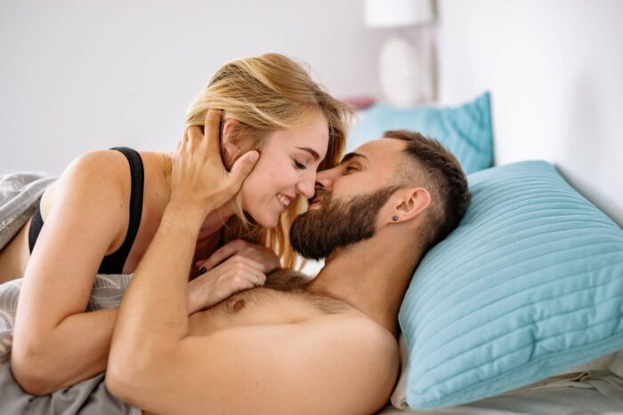 親密な瞬間に男性が好きなもの – 微妙な動きは彼らを野生に駆り立てる